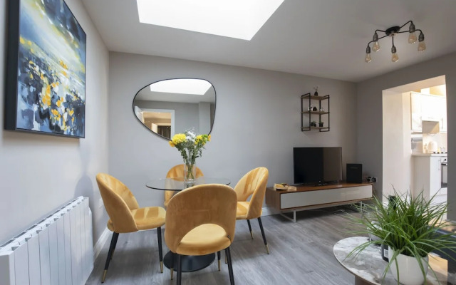Elliot Oliver - Modern 2 Bedroom Town Centre Apartment