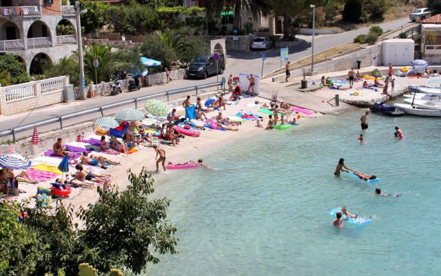 Apartments with a parking space Mavarstica, Ciovo - 18882