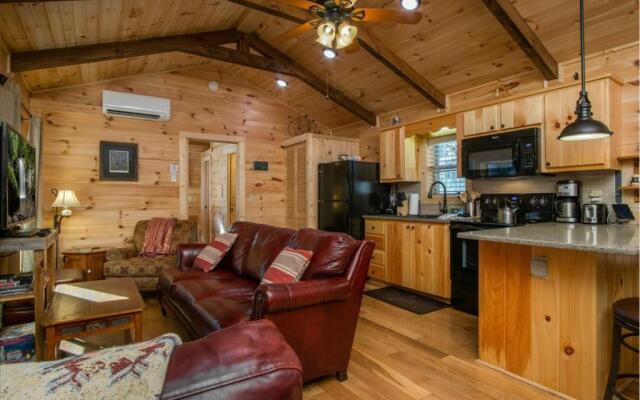 Creekside Log Cabin in Pisgah Forest