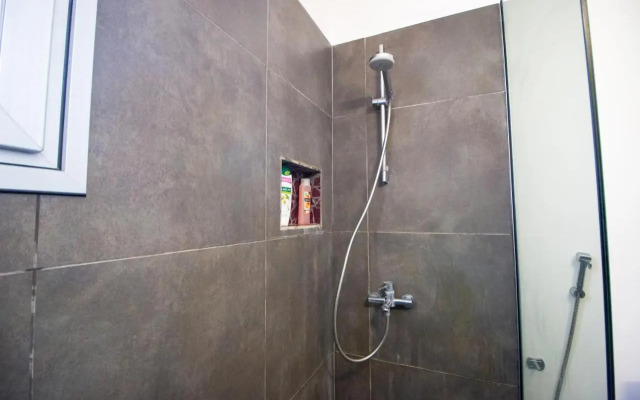 Renovated 2-bedroom flat with free parking, center