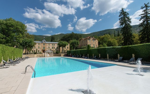 A beautiful 2 persons studio in a chateau with swimming pool.