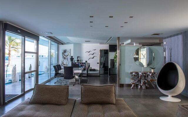 Amazing 4 bedroom villa very close to the beach