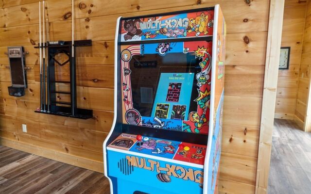 Grizzlies Den 4 Bedroom Cabin by RedAwning