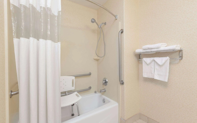 Howard Johnson by Wyndham Bakersfield