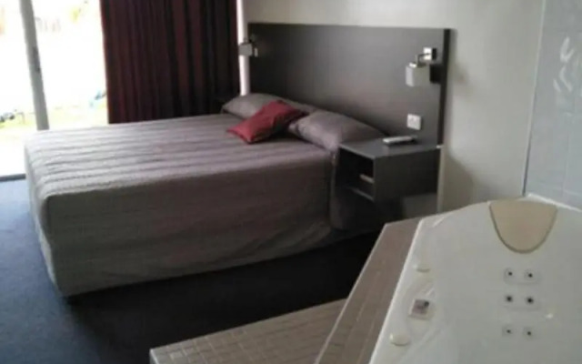 Country Roads Motor Inn