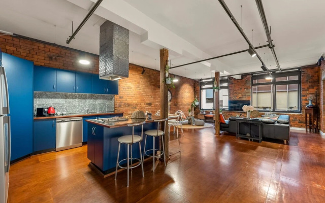 StayCentral - Heritage Warehouse Retreat