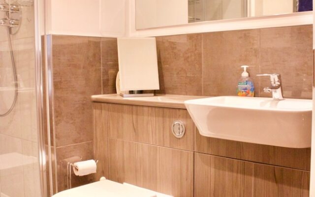 2 Bedroom Flat In Broughton Area