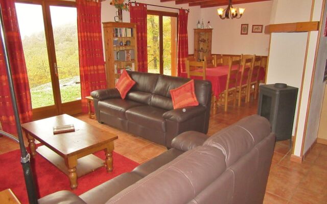 Tidy Chalet in the Woods of the Beautiful Dordogne