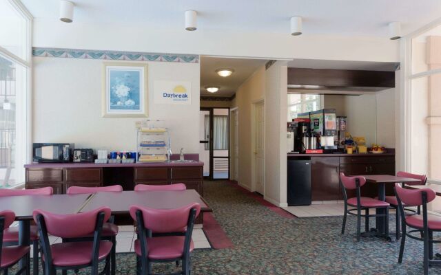 Motel 6 Raleigh, NC – Downtown South