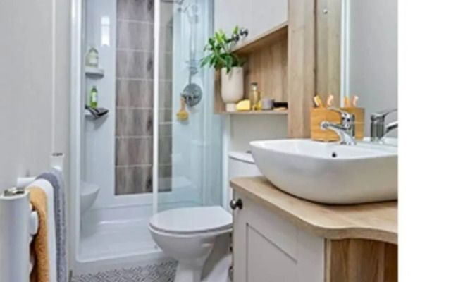 Captivating Bluebell Lodge 2-bed Cotswolds Caravan
