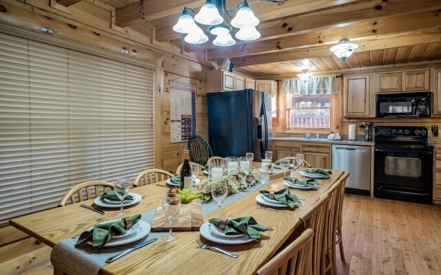 Bear Vista Retreat w HotTub Pool View