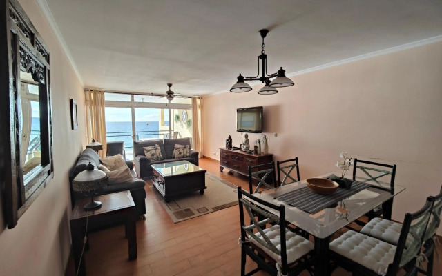 By the Beach & Pool Apartment