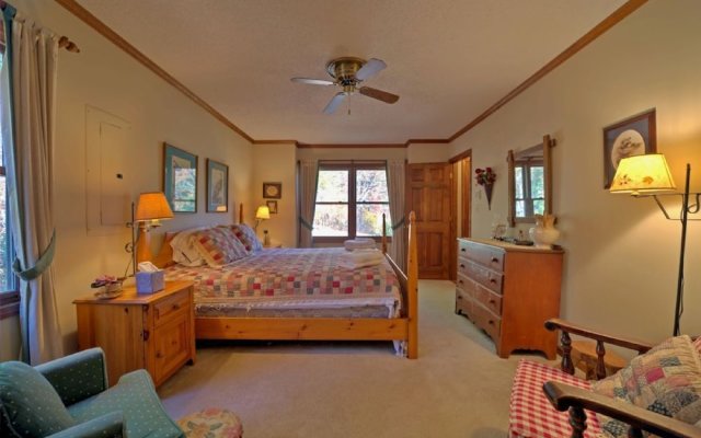 Lilly's Mountain Getaway - 4 Br Home