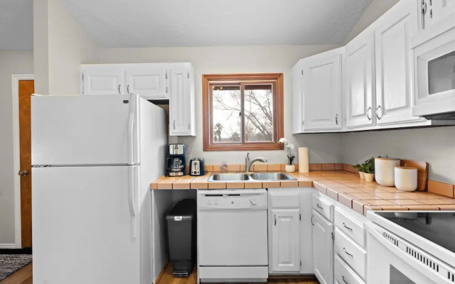 Hikers Hideaway Cozy Resort Condo w/ Pool & More