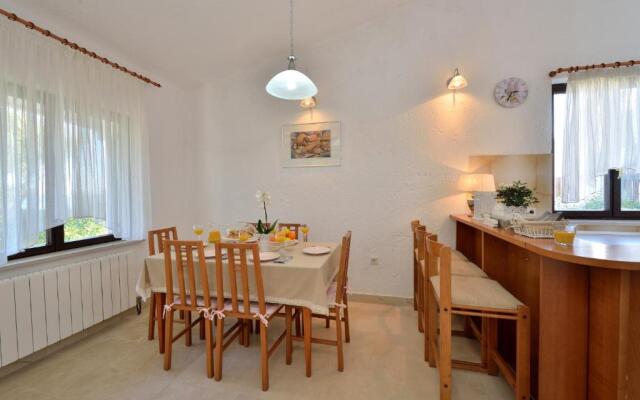Beachfront Skoblar Holiday Home with Seaview