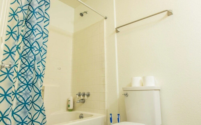 Cozy Oakland 2 Bedroom w/ Backyard