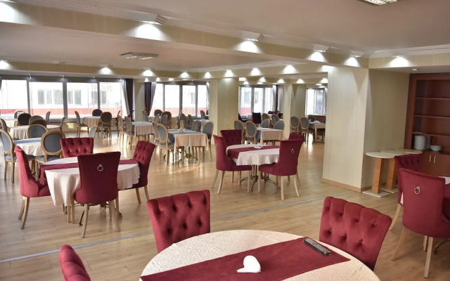 Gold Ci̇ty Hotel