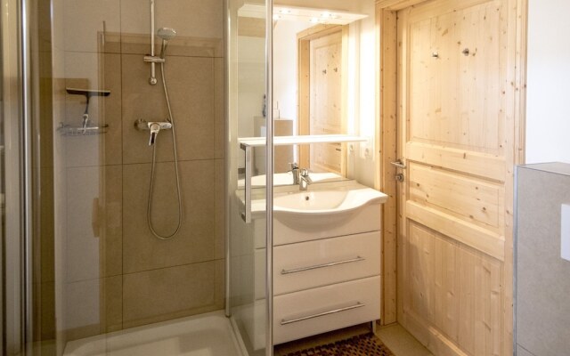 Lovely Chalet With Whirlpool