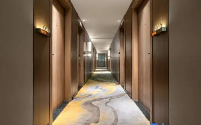 Seasons Hotel (Shenzhen Baoan Turning Subway Station Branch)