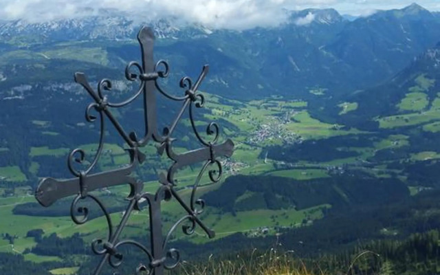 Holiday House Spanner