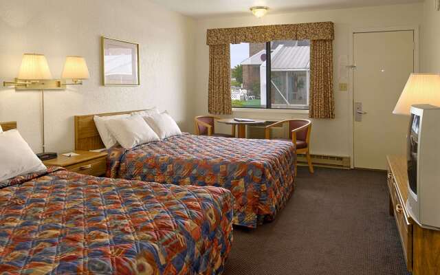 Days Inn by Wyndham Mackinaw City - Lakeview