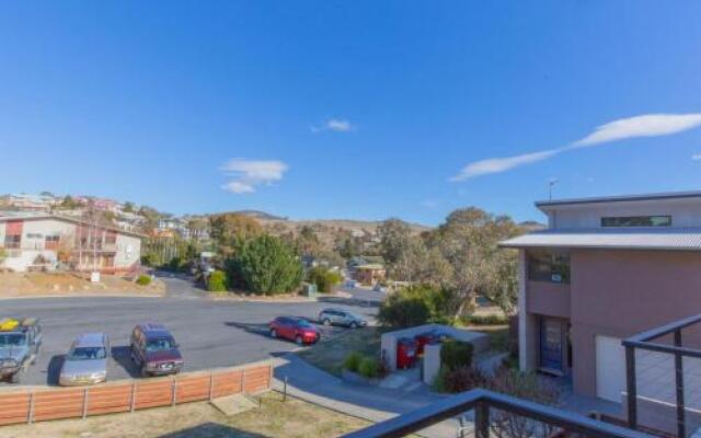 Khione 5/23-25 Kirwan Close