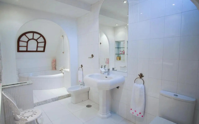 Chalet con piscina y 2000 m de jardín