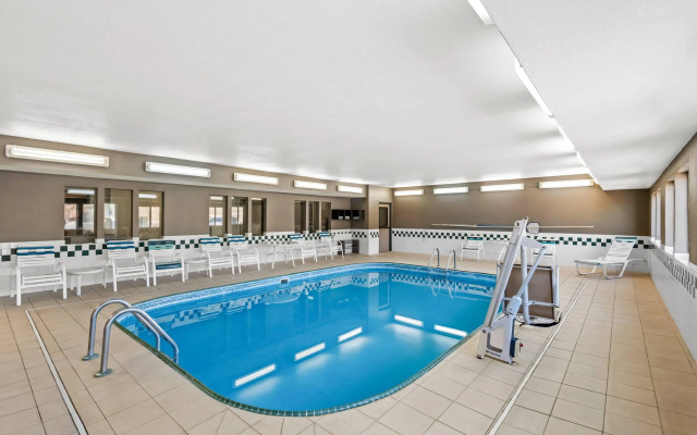 Quality Inn & Suites Des Moines Airport