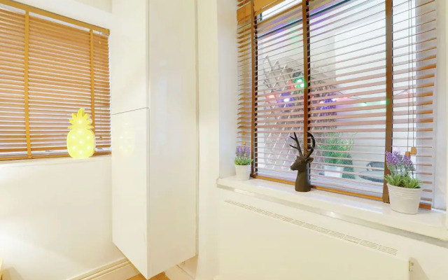 Brighton Getaways-Seaside Patio Apt