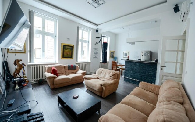 Hostel East-West