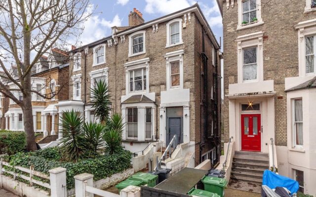 Modern 2-bed Flat in Shepherds Bush - Comfort & Style!