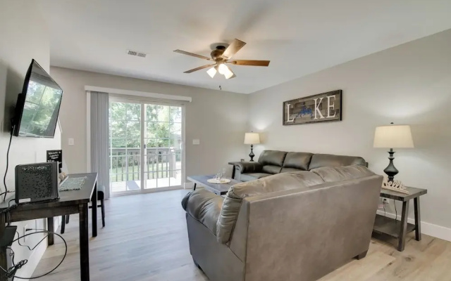 Cheerful Townhouse - Walk to Table Rock Lake!