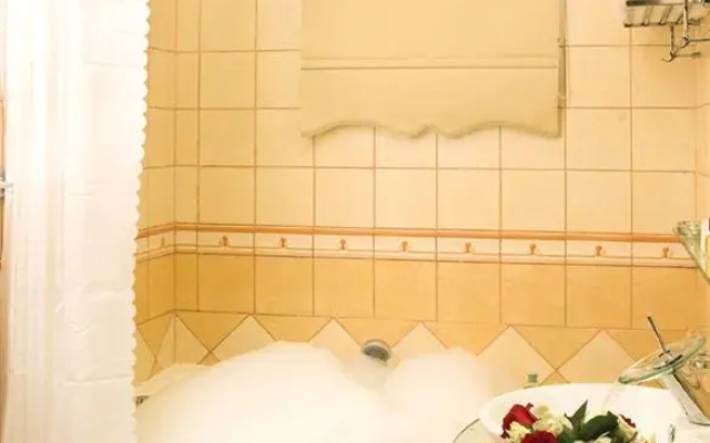 Plaza Athenee Hotel Kuwait