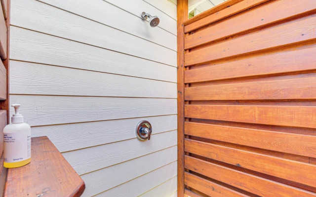 Pet-friendly Galveston Home: Walk to Beaches!
