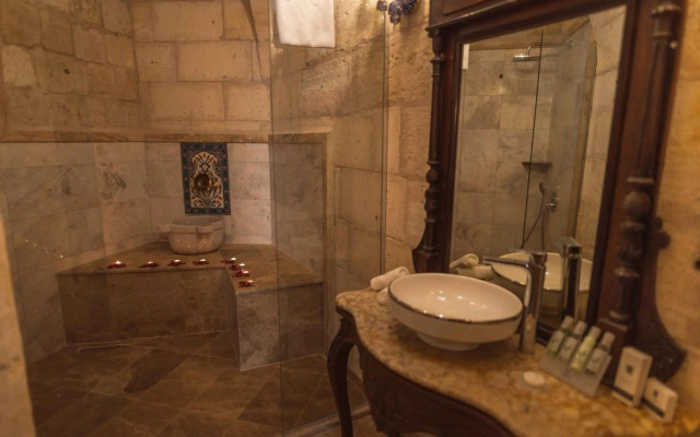 Solo Cave Suites
