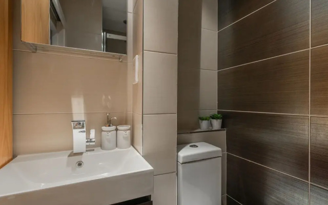 Platinum Apartment in Kensington 9941