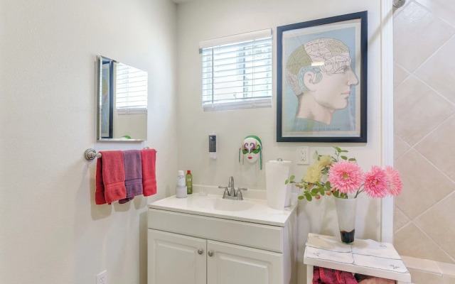 Private Beach Pass: Cozy Galveston Apartment!
