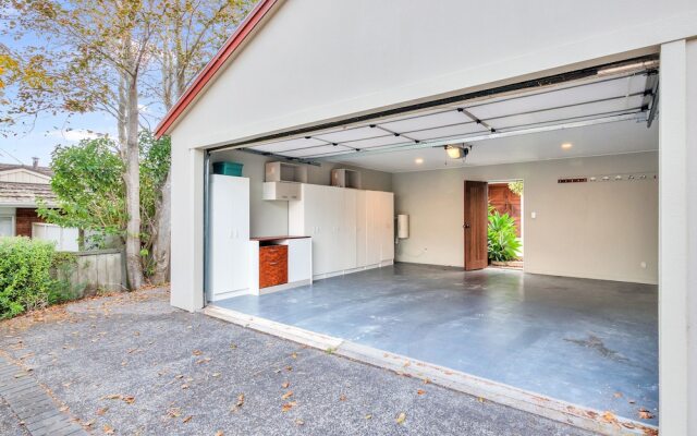 Castor Bay Home near Albany Sleeps 9