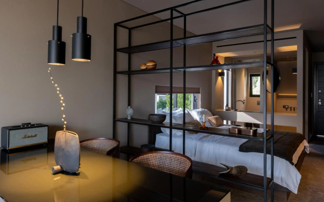 Olea Vouliagmeni Suite