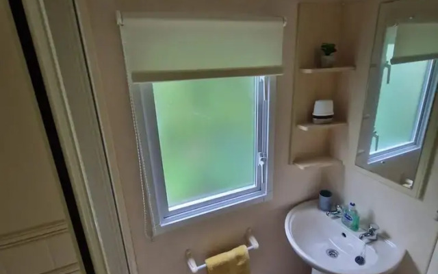 Caravansleeps6-parking-pool-mountain-petsok