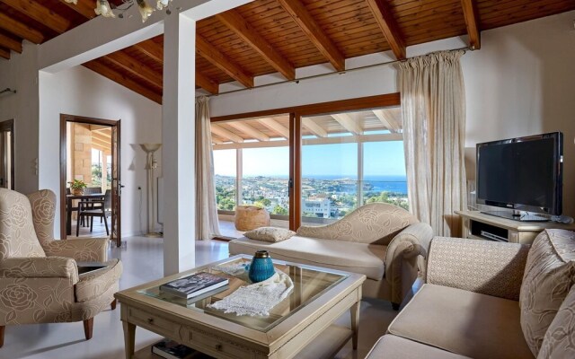 Spacious Villa With Shared Pool and Amazing View