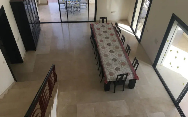 Spacious Comfortable Villa Ref T72024