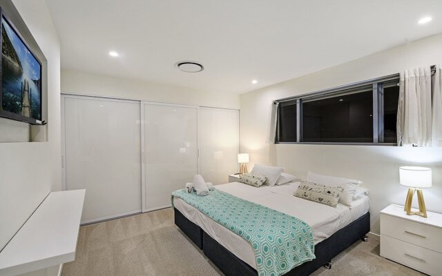 Just in Paradise Waterfront 5 Bedroom Deluxe House Central Broadbeach