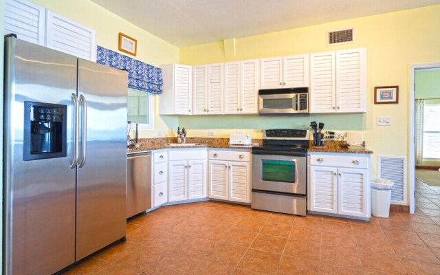 Cayman Castle & Guesthouse
