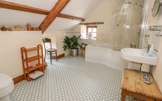 Gwryd Bach Farmhouse
