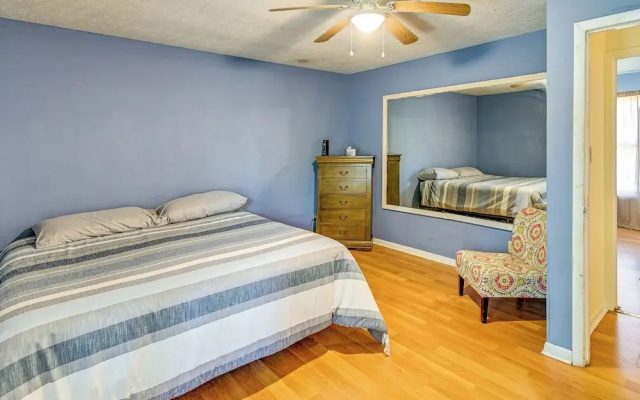 Fayetteville Vacation Rental w/ Yard!