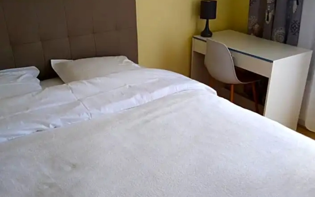 chez Myla chambre avec tv écran plat et salle de bain privative