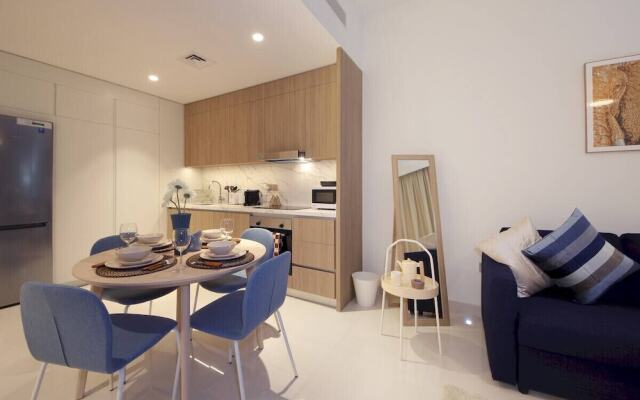 Luxury StayCation - Beachfront Apartment With Fantastic Palm Views