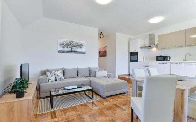 Pool apartment Leonardo