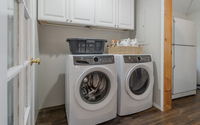 Family Cabin 5 Bedroom Home by NW Comfy Cabins